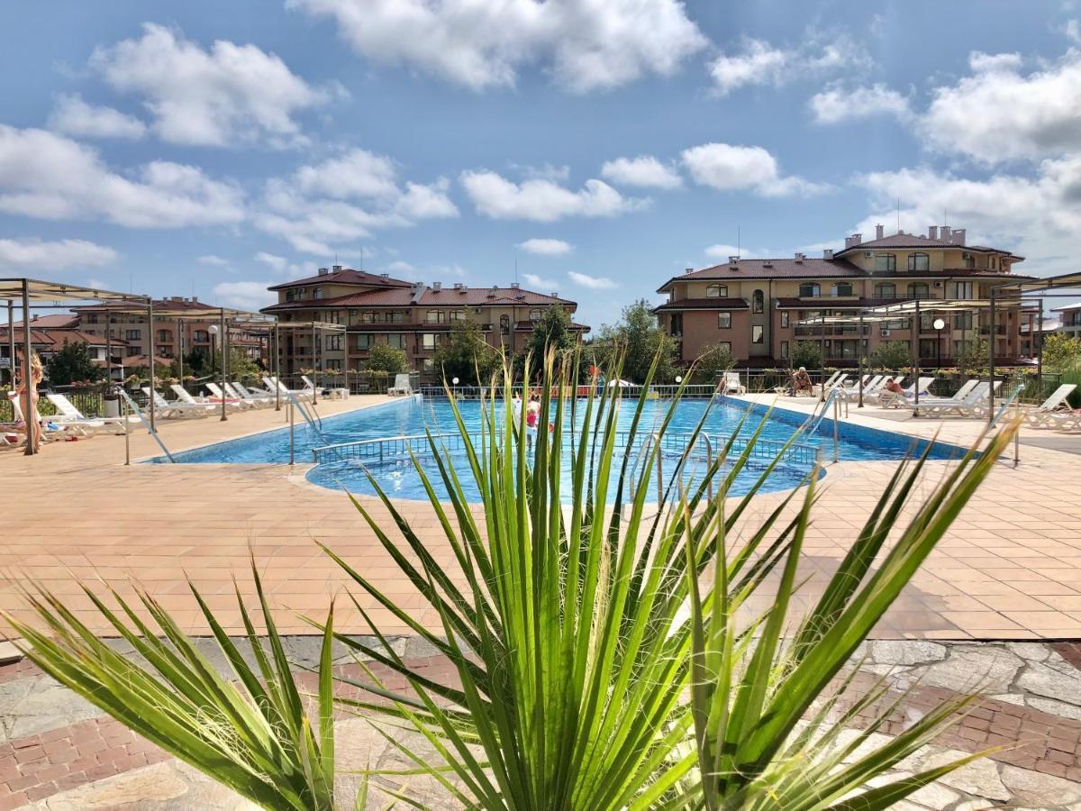 Sorrento - Menada Apartments Sveti Vlas Eksteriør billede